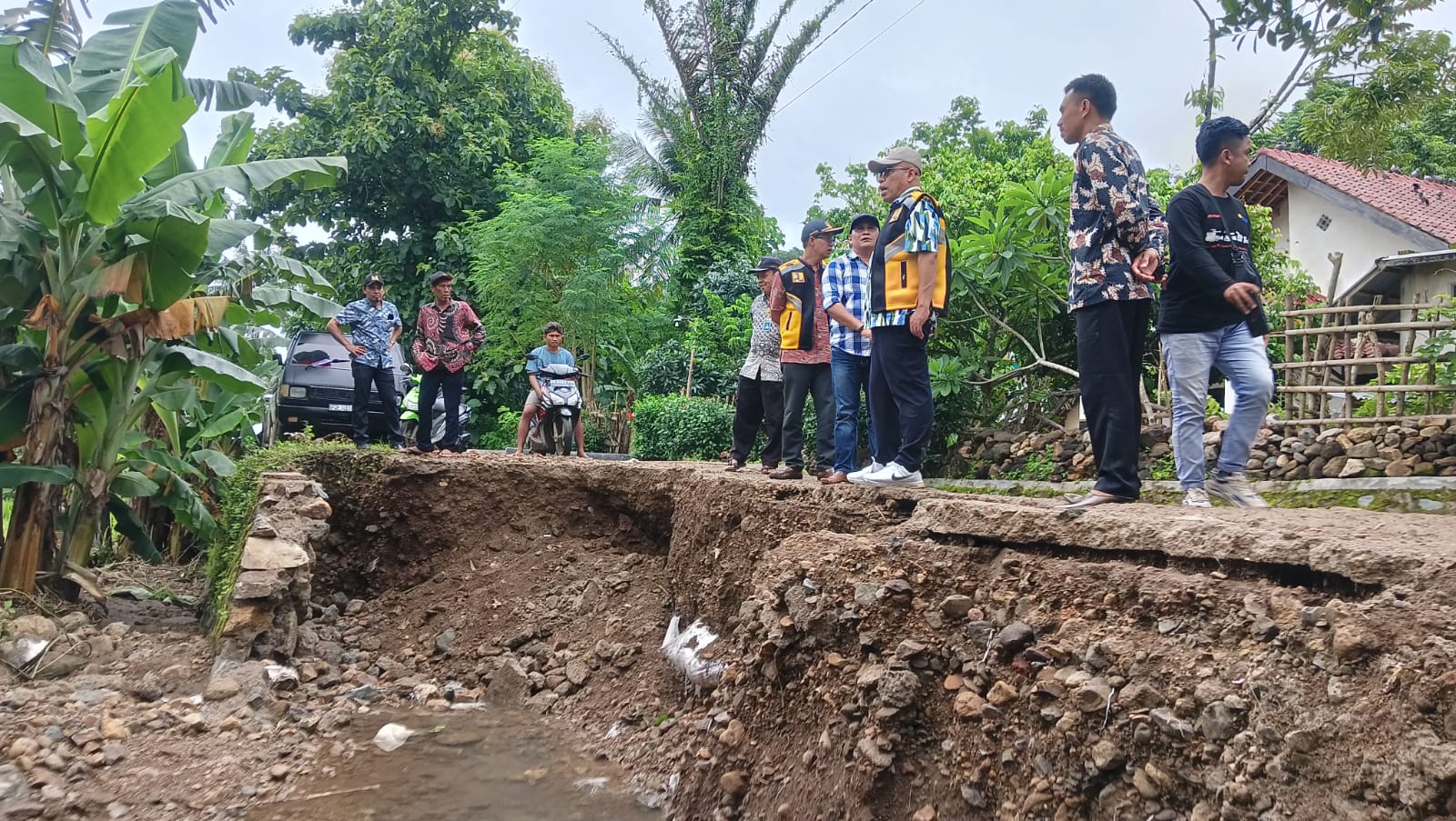 JALAN RUSAK: Kepala Dinas PUTR Lobar Lalu Winengan meninjau infrastruktur rusak karena dampak banjir ke Desa Taman Baru, Kecamatan Sekotong, Kamis pekan lalu (2/1).