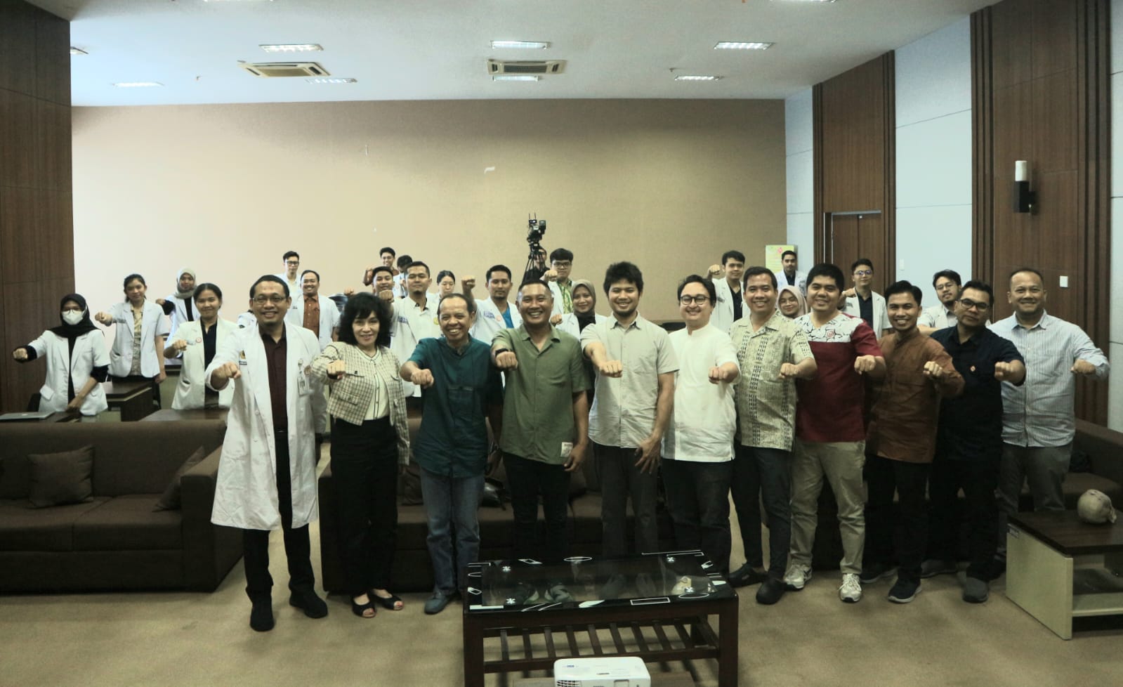 UPGRADE ILMU: Perhimpunan Dokter Spesialis Bedah Saraf Indonesia (PERSPEBSI) NTB saat membuka acara Lombok Brain and Spine Updates (Lobus) kedua yang dirangkai dengan live surgery di Aula RSUD NTB.