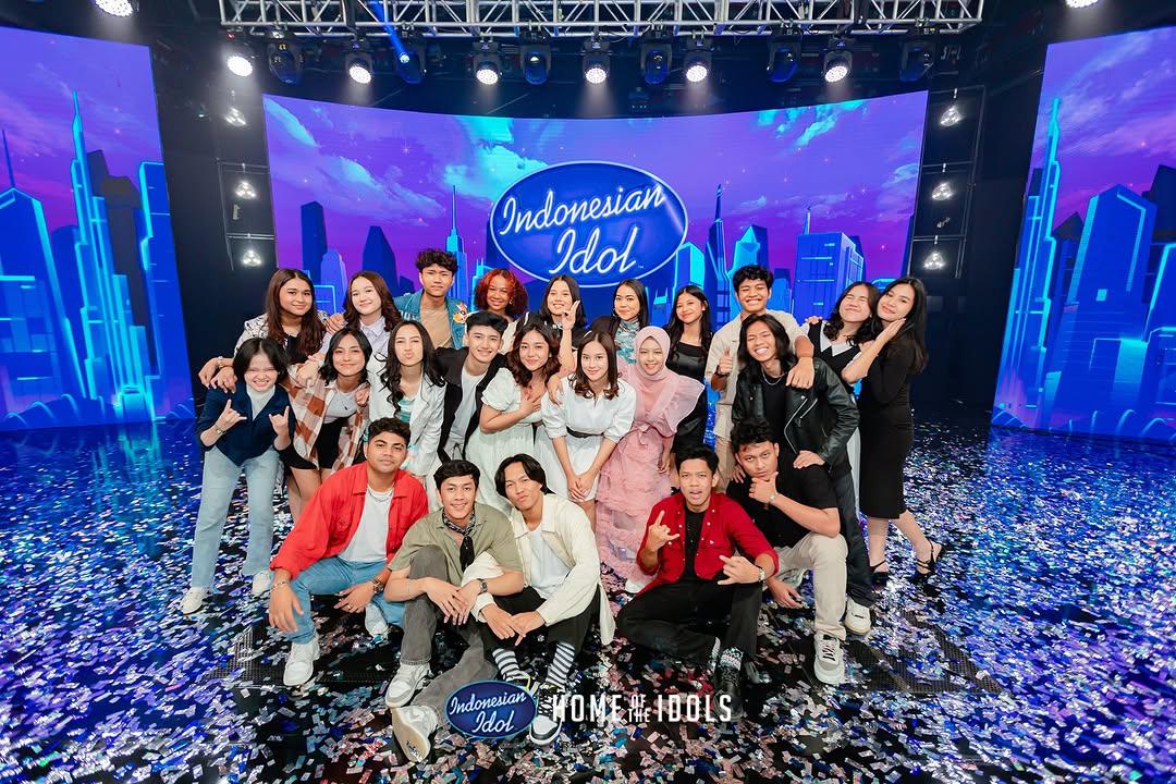 TAMPIL MEMUKAU:  Para kontestan Indonesian Idol Season XIII tampil dengan maksimal untuk meyakinkan para juri dan penonton bahwa mereka layak bertahan.