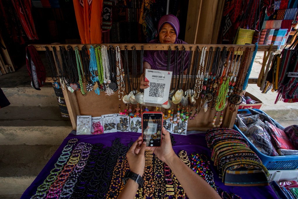 BELANJA ONLINE: Proses transaksi oleh-oleh di salah satu tempat wisata di Lombok. Guna semakin memudahkan wisatawan, kini pembelian juga dapat dilakukan dari kamar hotel saja.