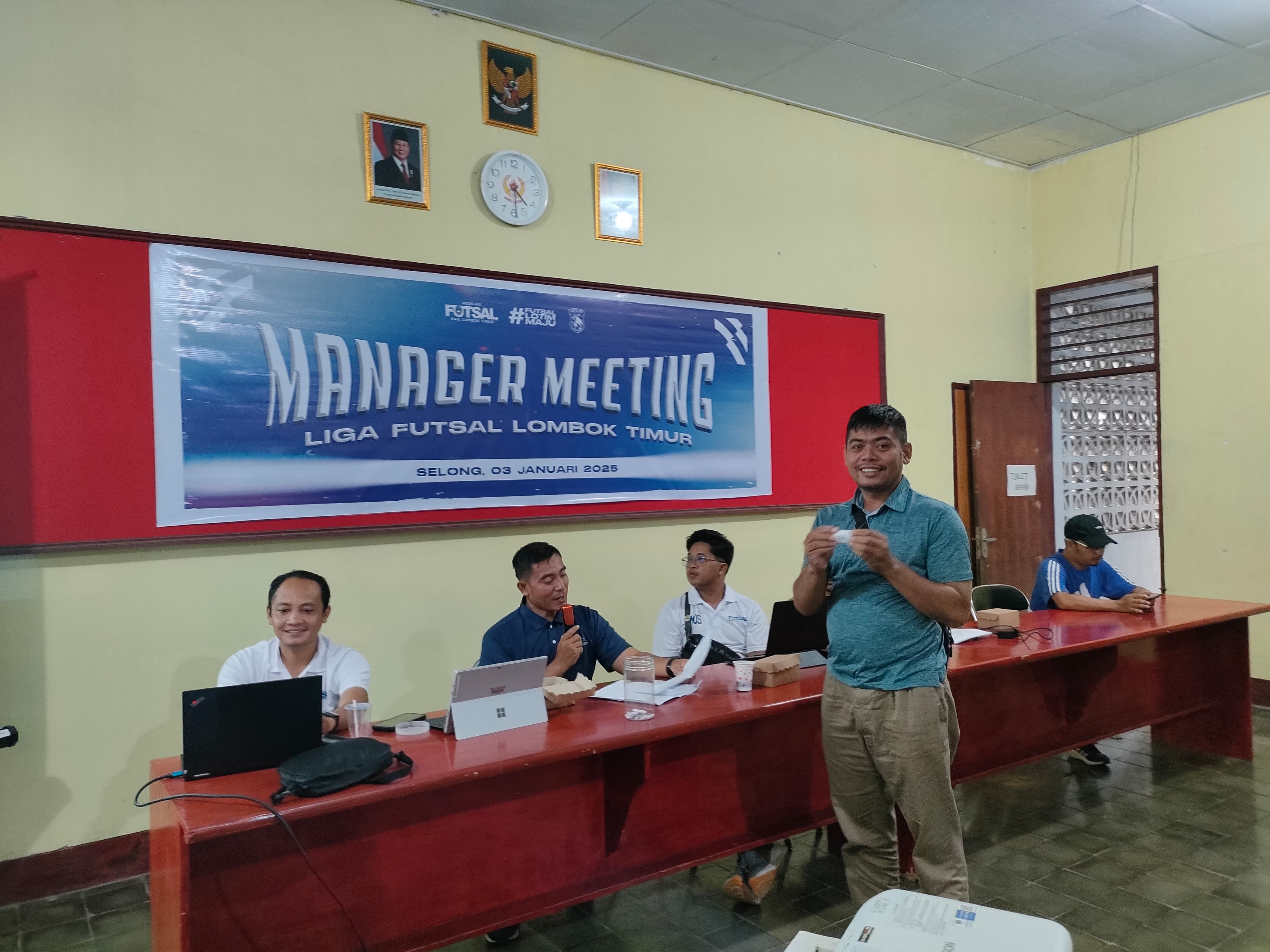 MANAGER MEETING: Perwakilan tim futsal mengikuti pengambilan loot dengan panitia, Jumat (3/1).