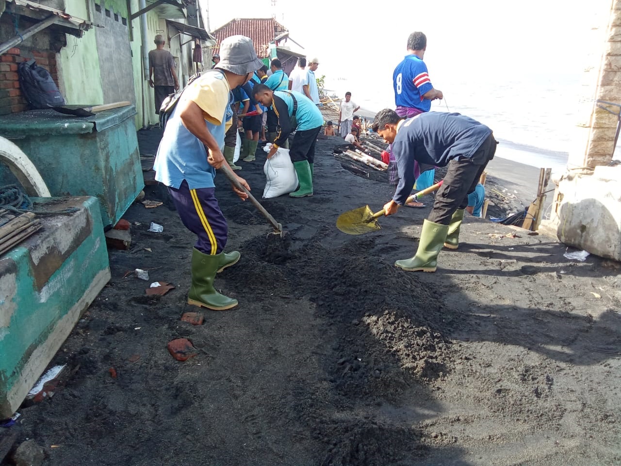 GOTONG ROYONG: Sejumlah masyarakat dan tim BPBD memasang alat penahan ombak di dekat pantai, Ampenan, Mataram, beberapa waktu lalu.