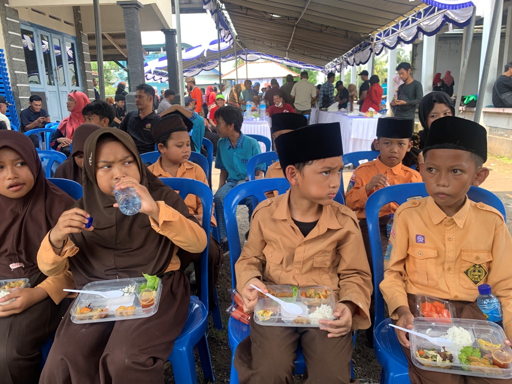 ANAK SEHAT: Simulasi makan bergizi gratis kepada murid SD di Lombok Barat, beberapa waktu lalu.&nbsp;