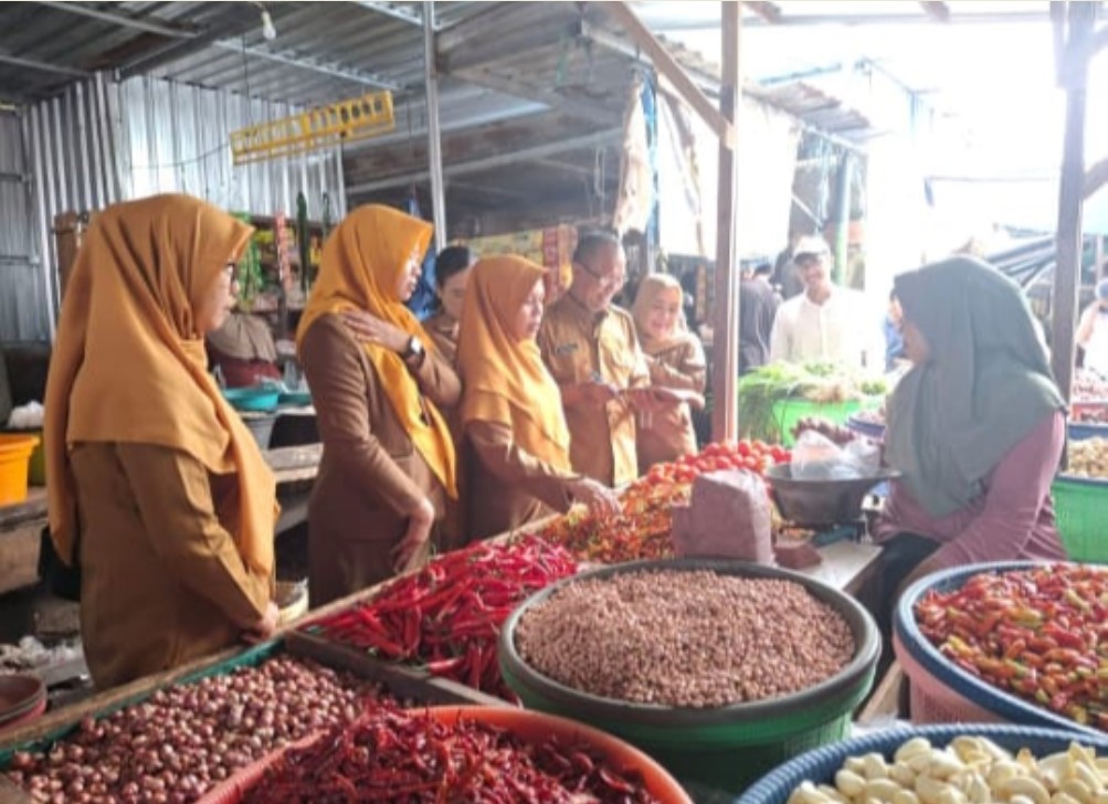 SIDAK: Tim Disdag berkomunikasi dengan para pedagang di Pasar Pagesangan, Senin (6/1).