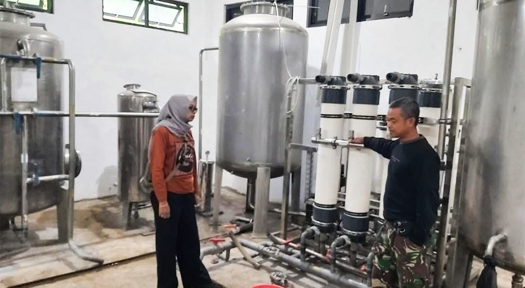 KUNJUNGI PABRIK AMDK: Kepala Disdag NTB Baiq Nelly Yuniarti mengunjungi pabrik AMDK di&nbsp; di Dusun Montong Alun, Desa Aik Bukak, Kecamatan Batukliang Utara, Kabupaten Lombok Tengah.