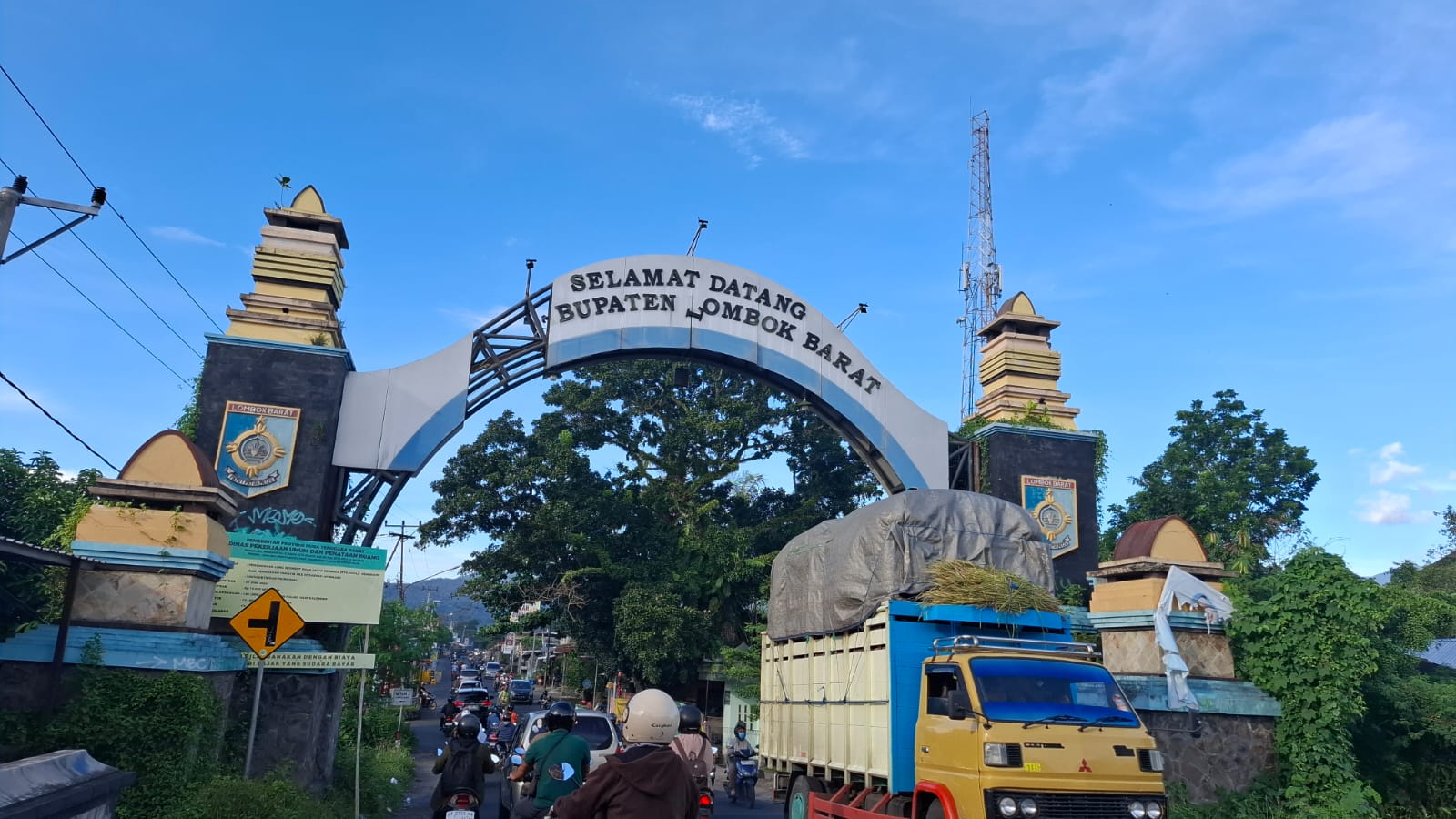 ASET DAERAH: Gapura perbatasan Kabupaten Lobar di sisi Mataram-Gunungsari terlihat tidak terawat. Selain tulisan hilang, tembok gapura juga ditumbuhi rumput liar.