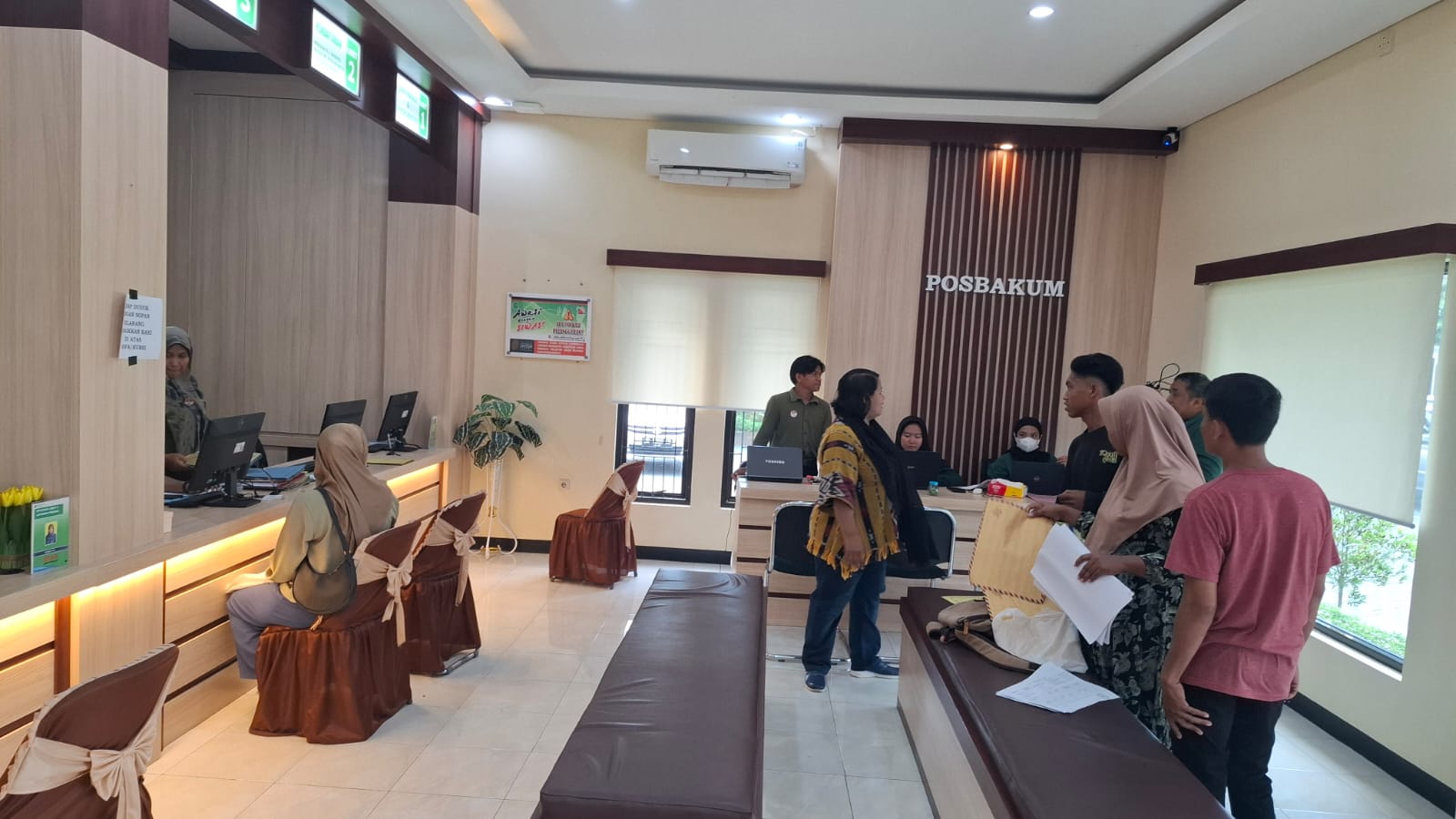 LENGKAPI BERKAS: Sejumlah warga mengurus kelengkapan berkas perceraian di ruang pelayanan terpadu satu pintu (PTSP) Pengadilan Agama (PA) Giri Menang, Selasa (7/1).