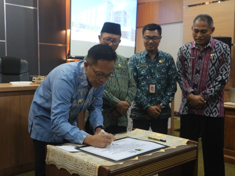 TANDA TANGAN: PJ Bupati Lombok Timur H M Juaini Taofik saat menandatangani prasasti peresmian RSUD Lombok Timur menjadi BLUD di aula RSUD Lotim, Selasa (7/1). (Supardi/Lombok Post)