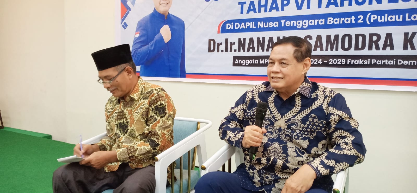 BERI PEMAPARAN: Dr H Nanang Samodra (kanan) saat sosialisasi 4 pilar di Unizar Mataram, beberapa waktu lalu.