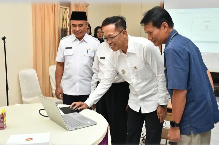 APLIKASI BARU: Pj Bupati Lotim H M Juaini Taofik saat mengecek kondisi Aplikasi Sistem Informasi Perpajakan Daerah (SIPDAH) yang baru saja diluncurkan untuk pembayaran pajak di Lotim.