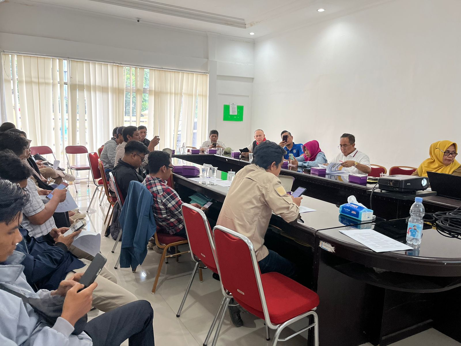 MASTER PLAN: Ketua KONI NTB Mori Hanafi didampingi unsur pimpinan memaparkan master plan PON XXII Nusa Tenggara/2024 kepada awak media.