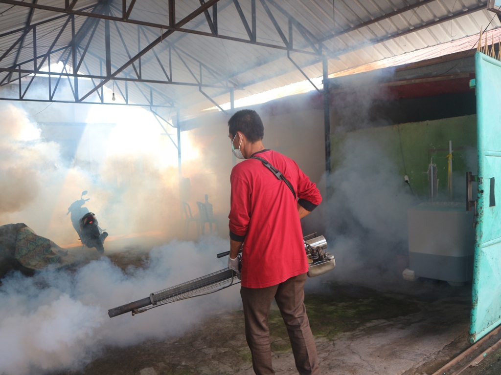 CEGAH NYAMUK: Petugas kesehatan dari Puskesmas Sakra saat melakukan fogging di Dusun Perenang, Desa Kabar yang menjadi salah satu dusun dengan jumlah DBD yang cukup banyak di Lotim.
