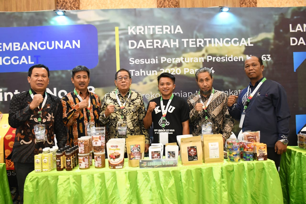IKUT BAZAR: Pengelola UMKM Kopi Samba, Syamsul (tiga kanan) bersama Bupati Lombok Utara Djohan Sjamsu (tiga kiri) dan pejabat Pemda Lombok Utara dalam bazar UMKM, beberapa waktu lalu.