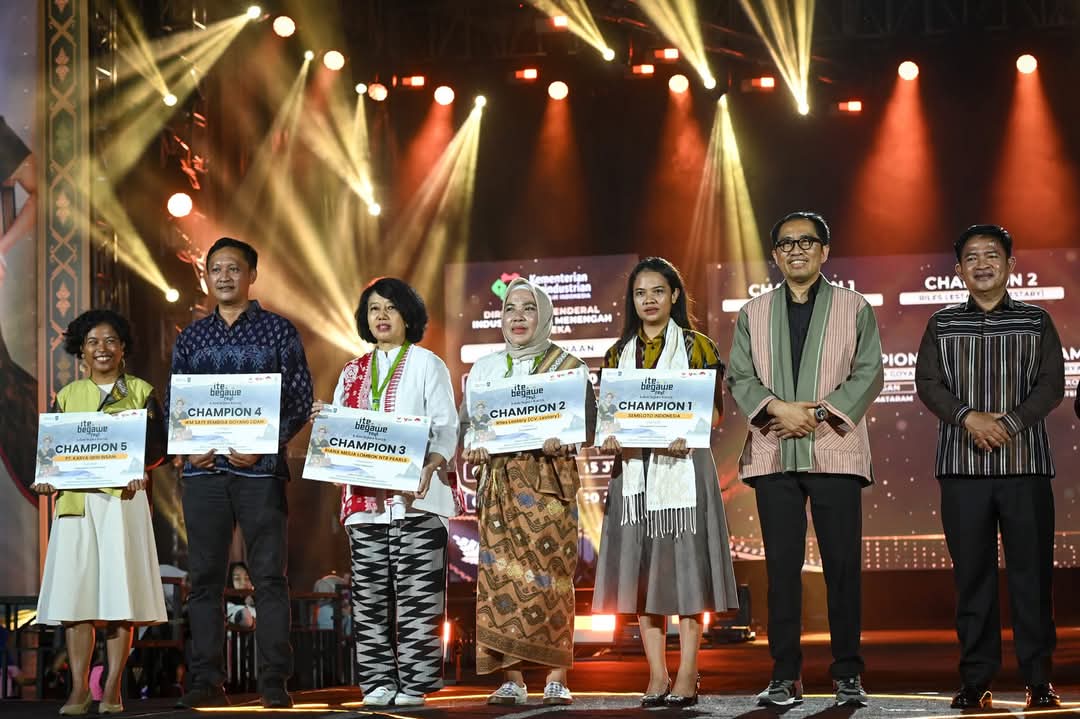 CHAMPION BBI: Owner IKM Semeloto Yunita Lestari (tiga kanan) saat puncak harvesting Ite Begawe Fest Gernas BBI, Desember tahun lalu.