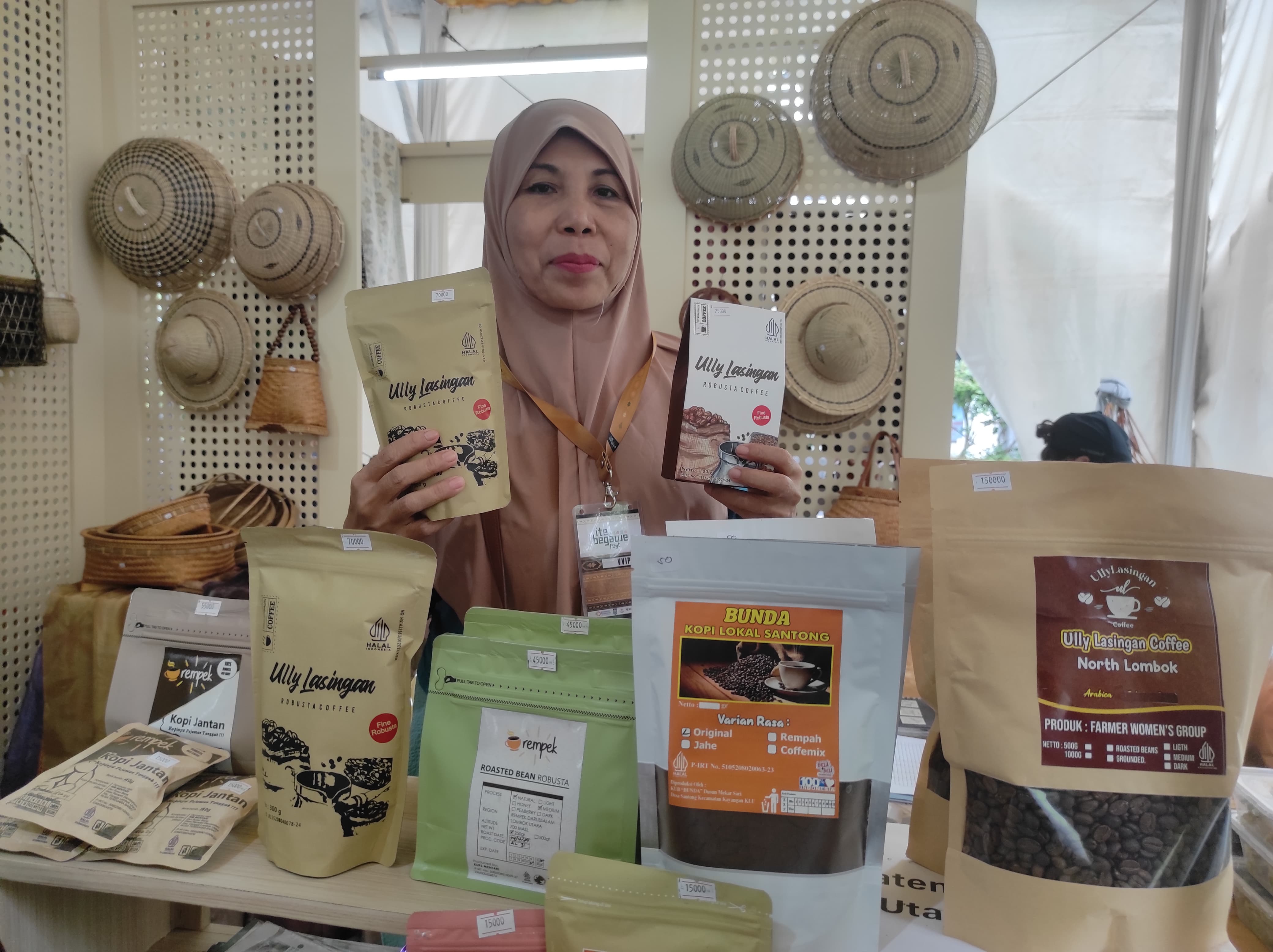 UNIK: Owner Kopi Ully Lasingan, Gangga Niasih menunjukkan produknya yang dihadirkan dalam kegiatan Ite Begawe Fest, Desember tahun lalu.
