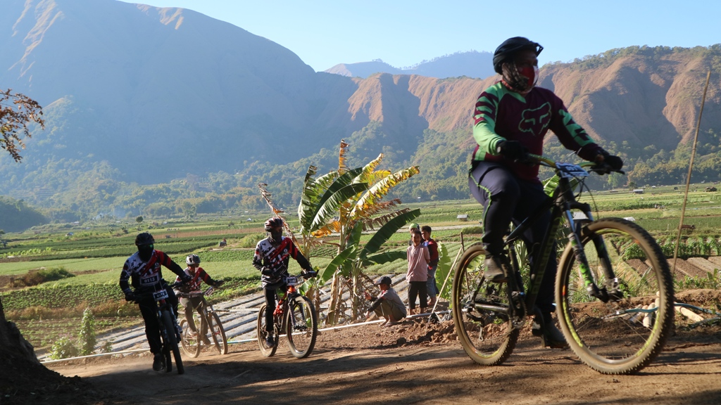 VENUE PON: Sejumlah peserta kejuaraan balap sepeda bersaing di track alam yang berada di Sembalun, beberapa waktu lalu.