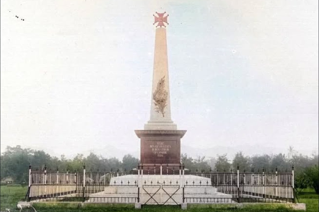 BENTUK ASLI: Foto monumen Perang Lombok 1894 yang sempat diabadikan sebelum tertelan bumi.
