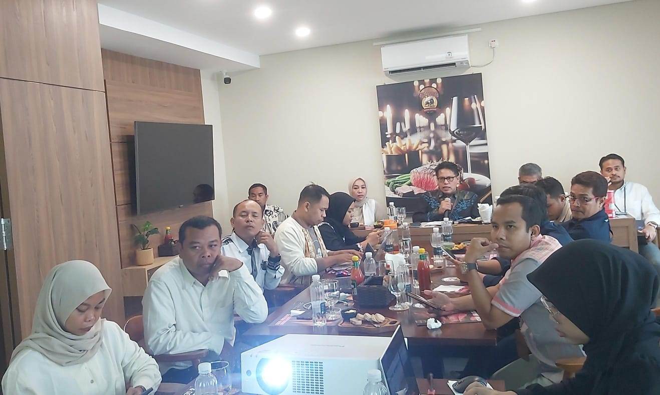 DISKUSI EKONOMI: Kepala Bank Indonesia Perwakilan Provinsi NTB Berry Arifsyah Harahap (tengah) saat mendiskusikan perekonomian global, nasional, dan NTB bersama media di Mataram, Kamis (9/1).