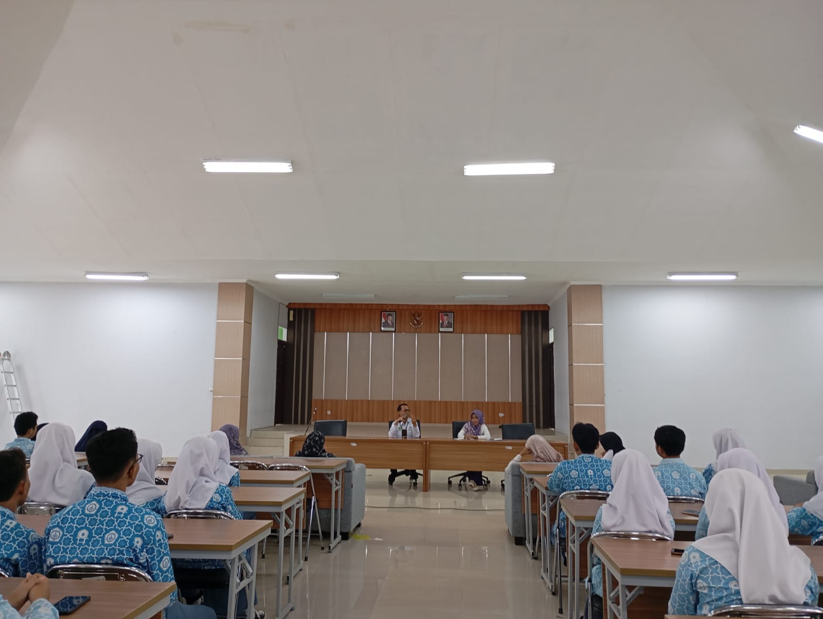 SISWA PILIHAN: Kepala MAN 2 Mataram H Lalu Syauki bersama Waka Kesiswaan MAN 2 Mataram Hj Meci Karimah Kasipahu (depan) memberikan motivasi kepada siswa yang ikut pembinaan olimpiade.