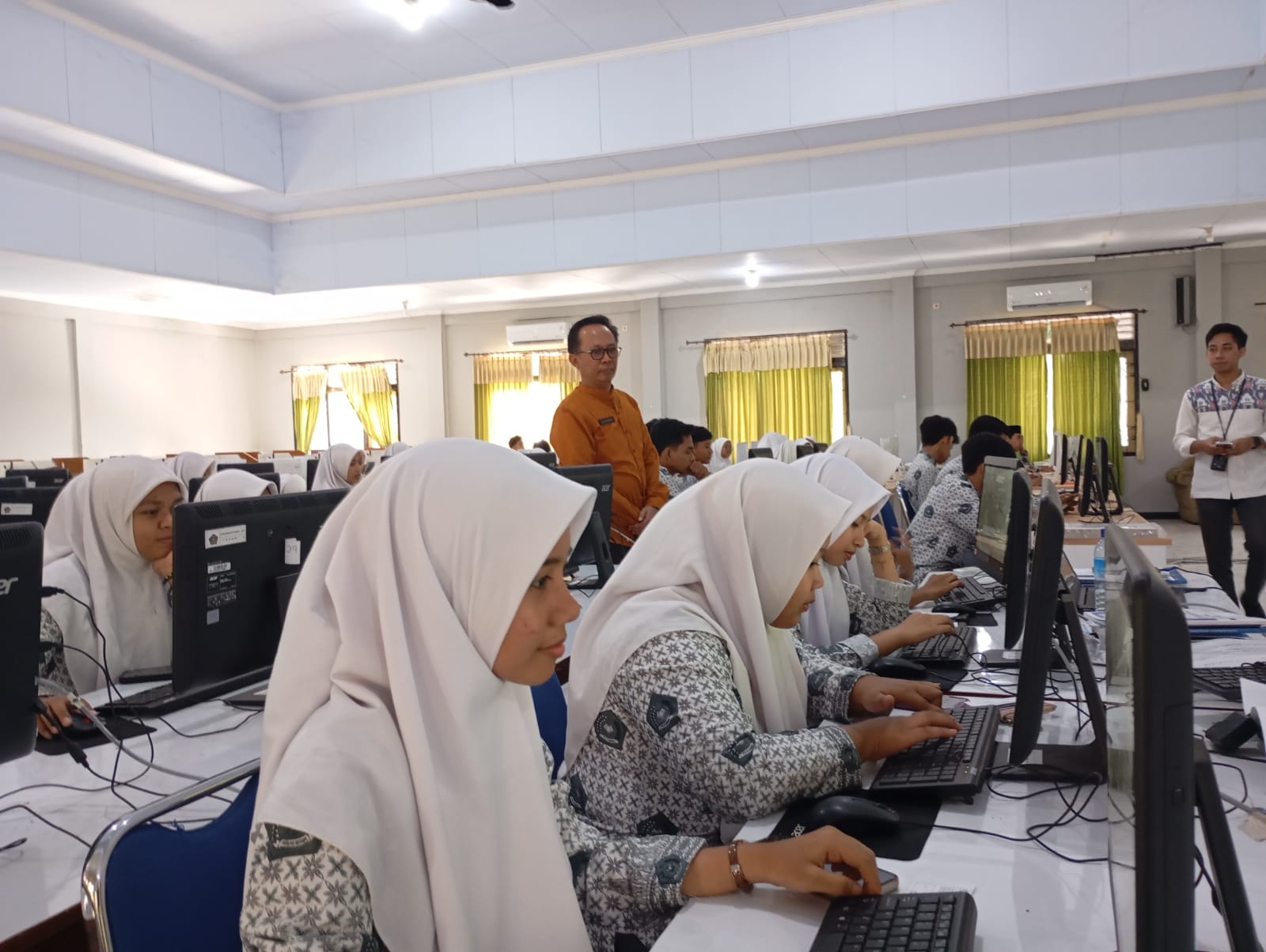 SERIUS: Siswa MAN 2 Mataram melaksanakan ujian berbasis komputer di madrasah setempat, tahun lalu.