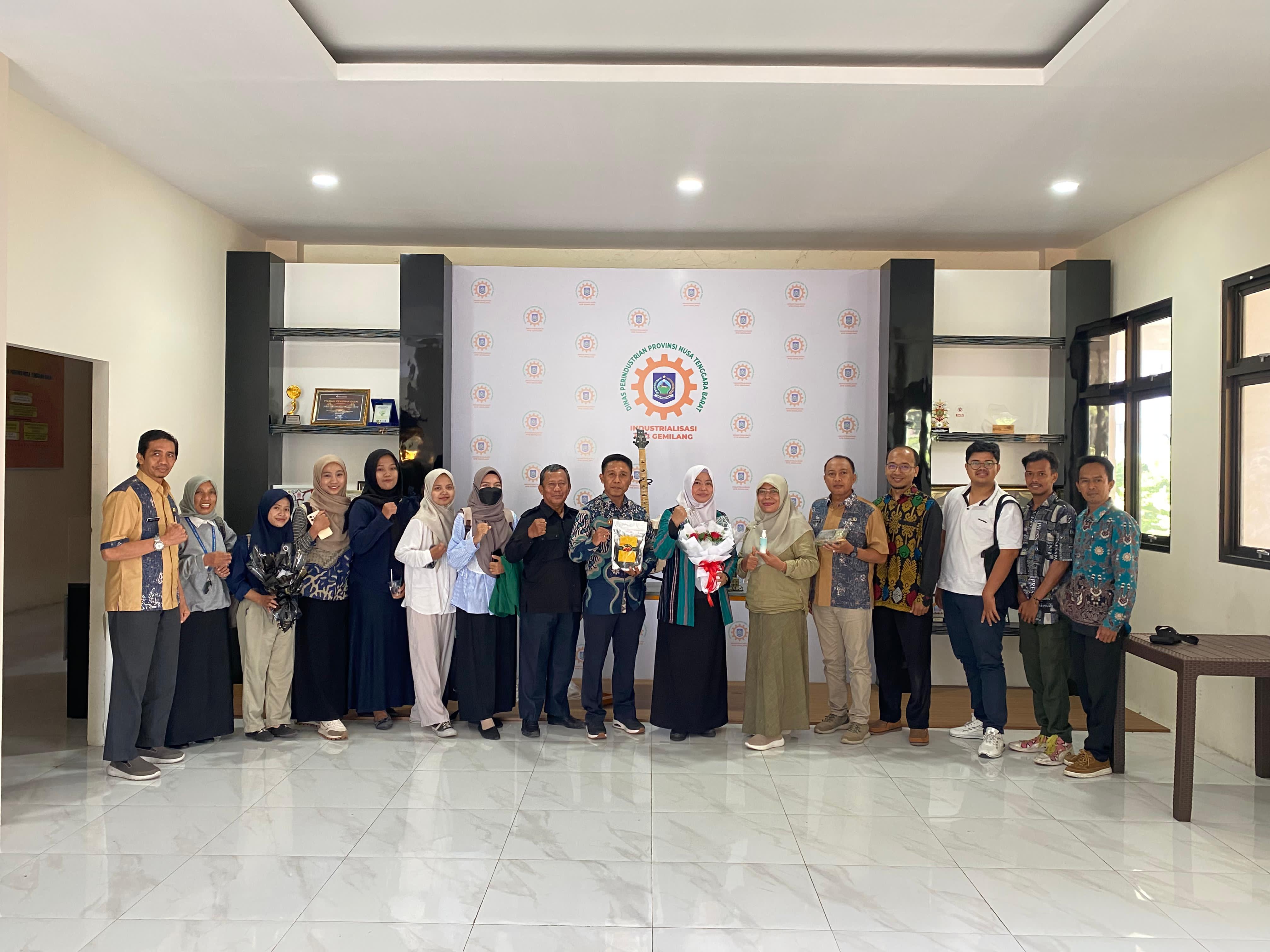 Kepala Disperin Nuryanti (tujuh dari kanan) bersama Wakil Rektor Bidang Kemahasiswaan UMMAT Dr Erwin dan mahasiswa saat pertemuan di Kantor Disperin NTB, kemarin (9/1).