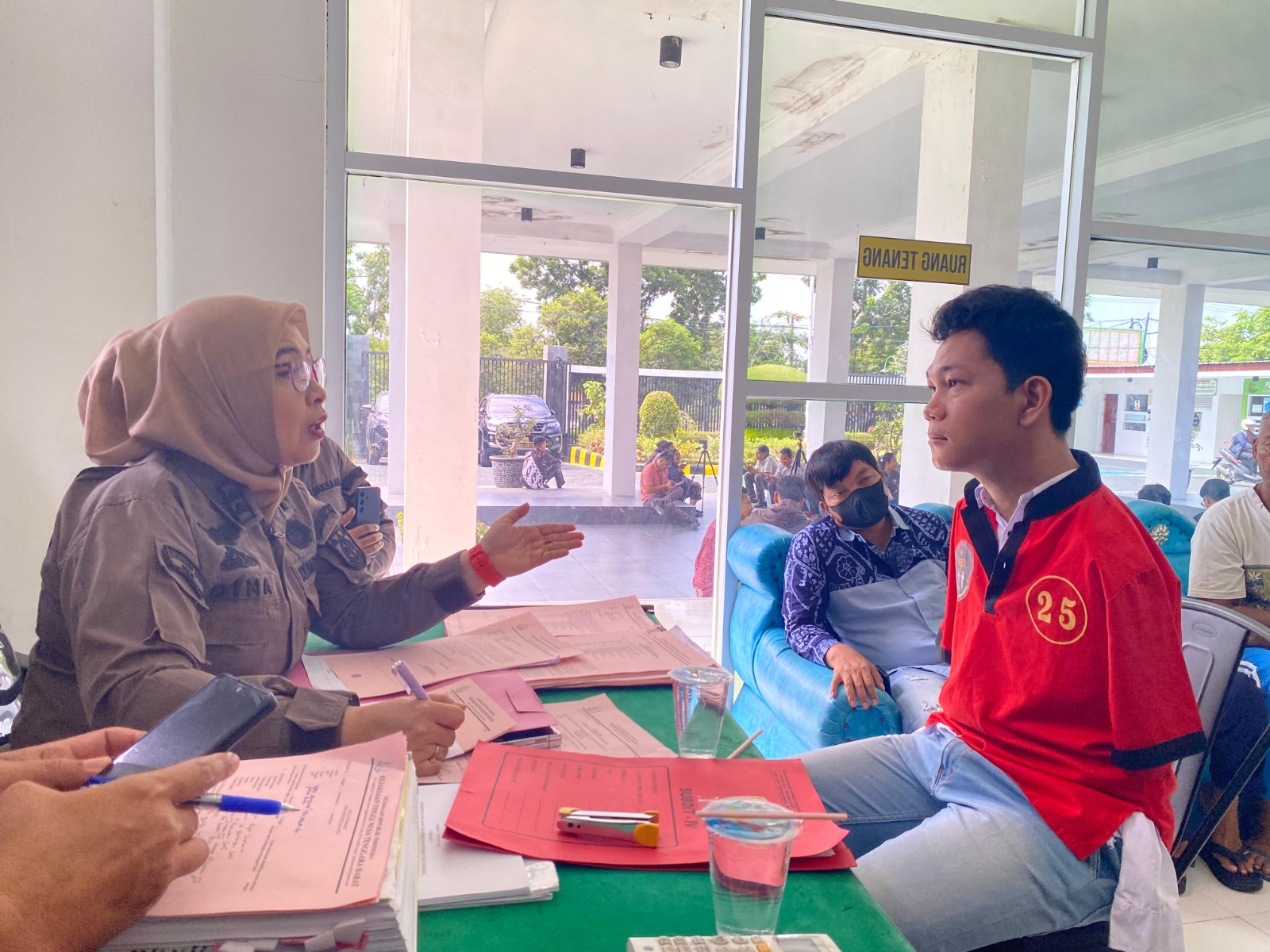 DITAHAN: Tersangka pelecehan seksual fisik I Wayan Agus Suartana alias Agus saat dilimpahkan penyidik Polda NTB ke Kejari Mataram, Kamis (9/1).