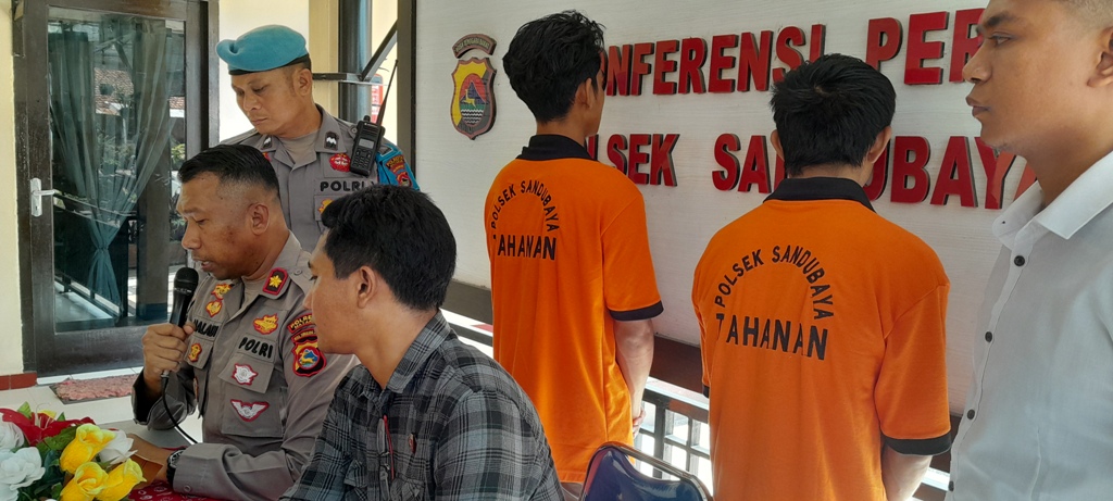 DIBEKUK: Pelaku pencuri bawang putih di Pasar Mandalika, Mataram JA dan GR (berdiri/belakang) saat dihadirkan saat jumpa pers di Polsek Sandubaya, Kamis (9/1).