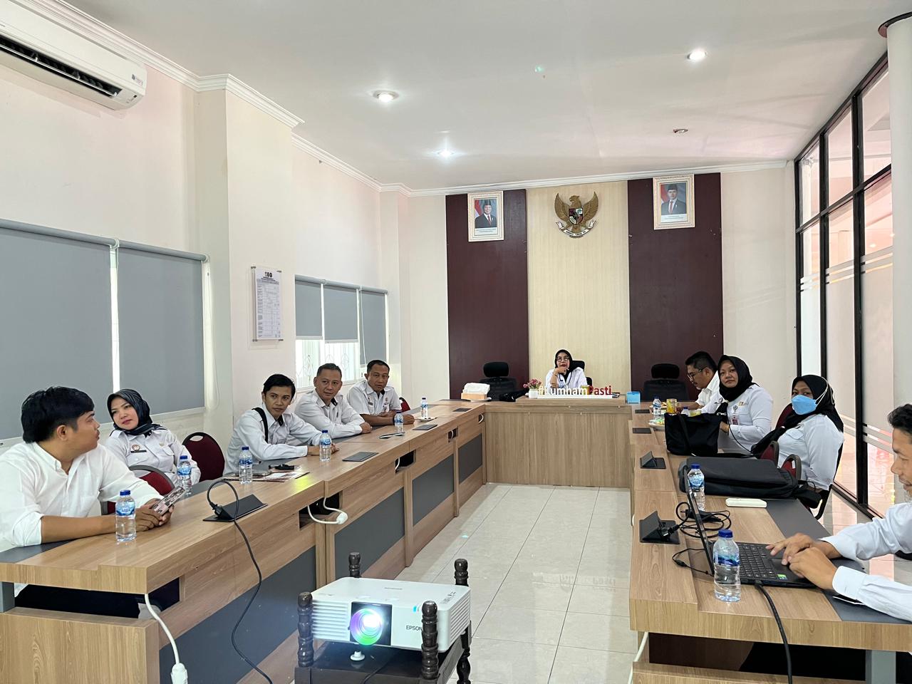 RAPAT:  Kepala Divisi Pelayanan Hukum Kementerian Hukum NTB Farida menyampaikan sejumlah arahan ke jajarannya.
