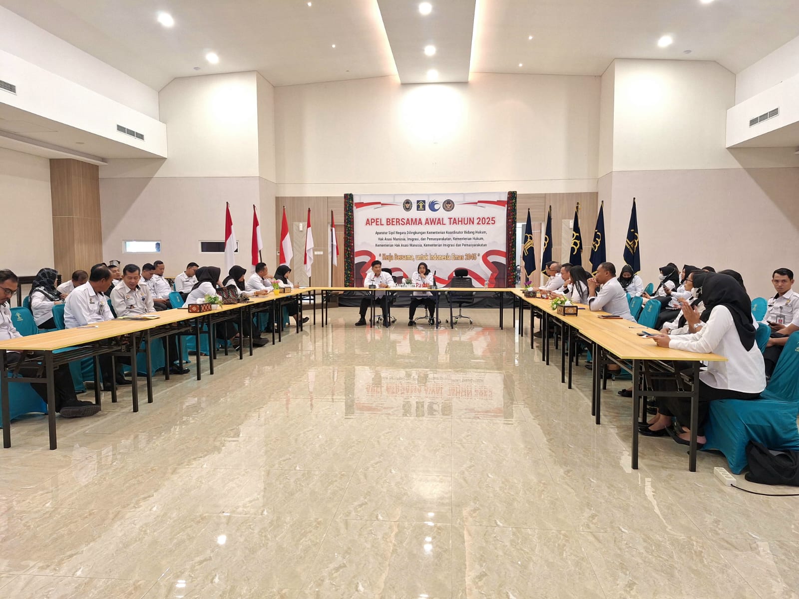 Kepala Divisi Pelayanan Hukum Farida dan Kepala Divisi Peraturan Perundang-undangan dan Pembinaan Hukum (P3H), Edward James Sinaga memimpin rapat bersama di aula Kantor Wilayah Kemenkum NTB