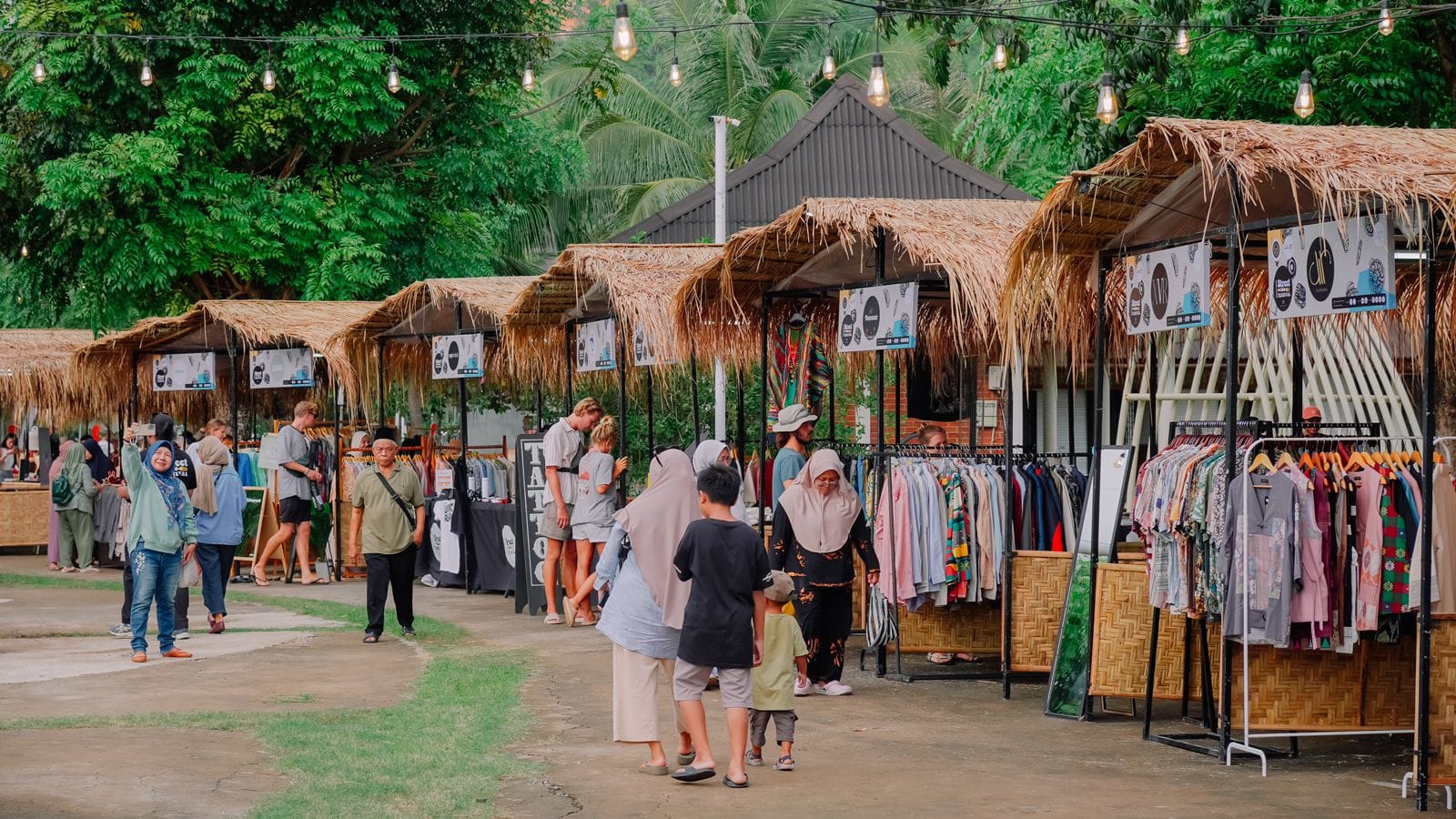 TERUS BERKEMBANG: Para wisatawan baik domestik dan mancanegara mengunjungi stand-stand yang hadir dalam kegiatan MyLombok Food Street Festival di Bazaar Mandalika, The Mandalika, Kuta, Loteng.