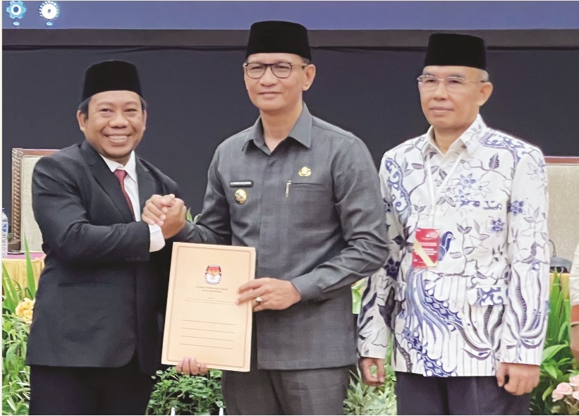 SALAMAN: Wali Kota Mataram Terpilih 2025-2030 Dr H Mohan Roliskana TGH Mujiburrahman menerima salinan hasil Pilkada Serentak 2024 dari Ketua KPU Kota Mataram Edy Putrawan, Kamis (9/1).