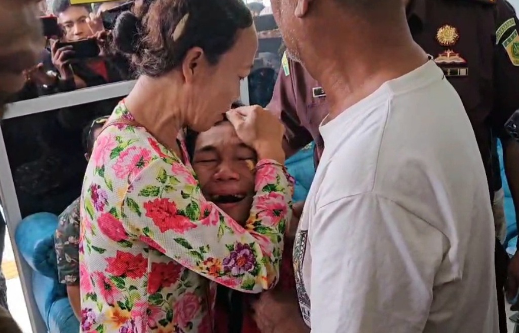 HISTERIS: Tersangka kasus pelecehan seksual fisik IWAS alias Agus menangis ketika akan ditahan di Lapas Kelas IIA Lobar, Kamis (9/1).