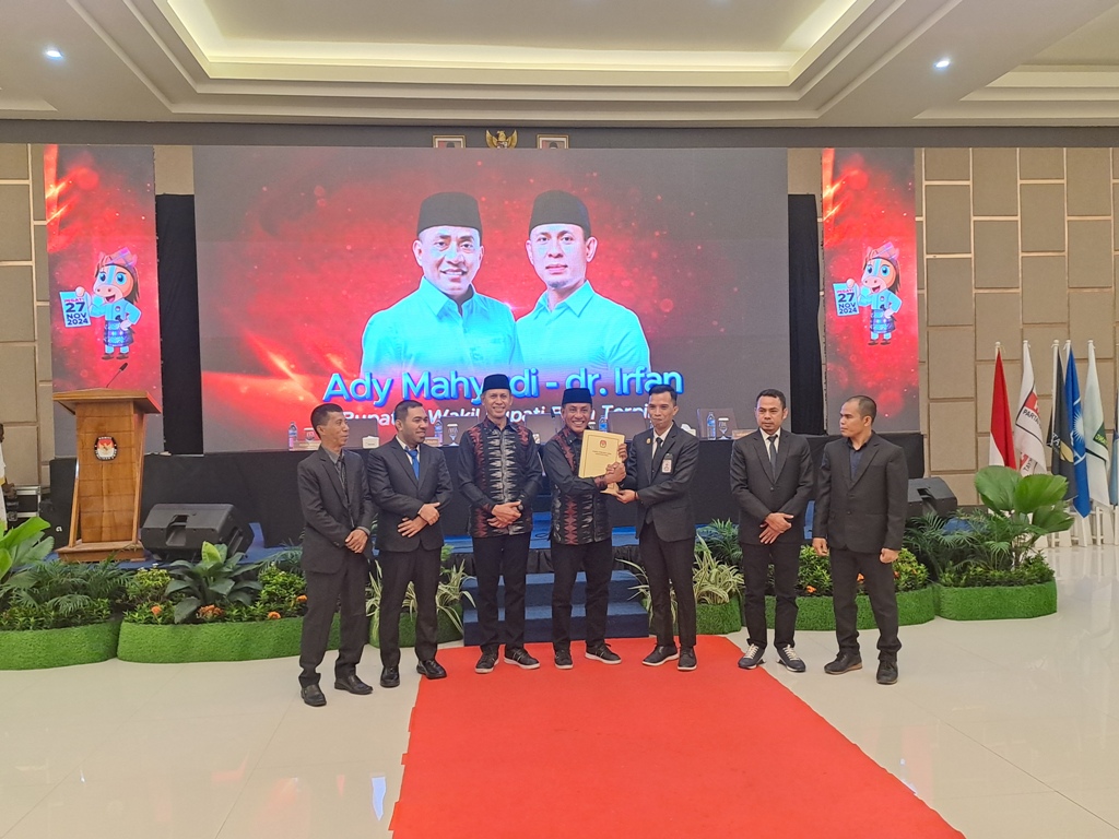PENETAPAN: Ady Mahyudi dan Irfan ditetapkan sebagai bupati dan wabup Bima terpilih di Hotel Marina Inn, Kota Bima, Kamis (9/1).