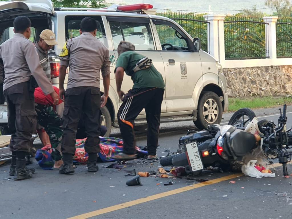 EVAKUASI: Anggota Satlantas Polres Lotim saat melakukan evakuasi terhadap korban kecelakaan lalu lintas di jalan raya Mataram -Labuhan Lombok.