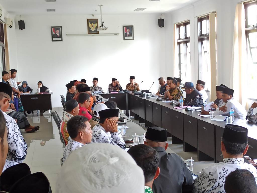 HEARING: Puluhan Guru Pendidikan Agama Islam dari SD sampai SMP saat hearing di Kantor Dewan Perwakilan Rakyat Daerah Lotim untuk menuntut keadilan karena TPG dan THR sejak tahun 2023.