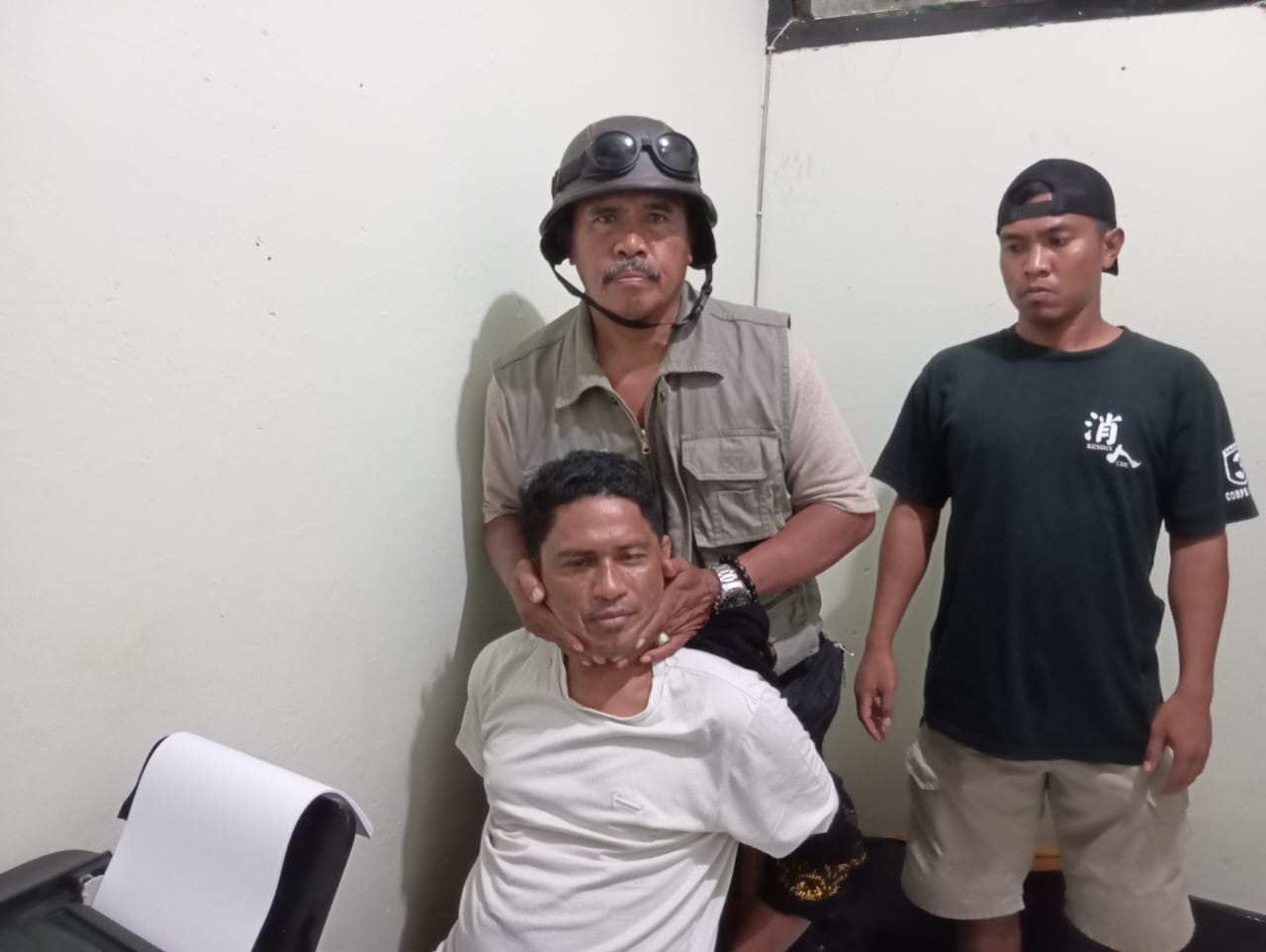 Bandar sabu Hariman (duduk) saat diamankan di Polsek Bolo, Sabtu (11/1).