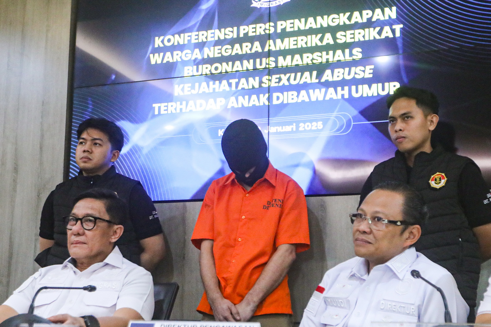 Plt Dirjen Imigrasi Saffar M Godam (kiri) didampingi Direktur Pengawasan dan Penindakan Keimigrasian Yuldi Yusman (kanan) memberikan keterangan terkait penangkapan buronan Amerika Serikat Trevor John Collison (tengah) saat rilis di Jakarta, Kamis (9/1/202