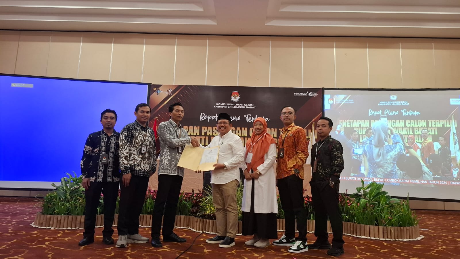 PEMENANG PILKADA: Pasangan bupati dan wakil bupati terpilih Lalu Ahmad Zaini-Nurul Adha (Lazadha) menerima SK penetapan dari KPU Lobar, Kamis (9/1).