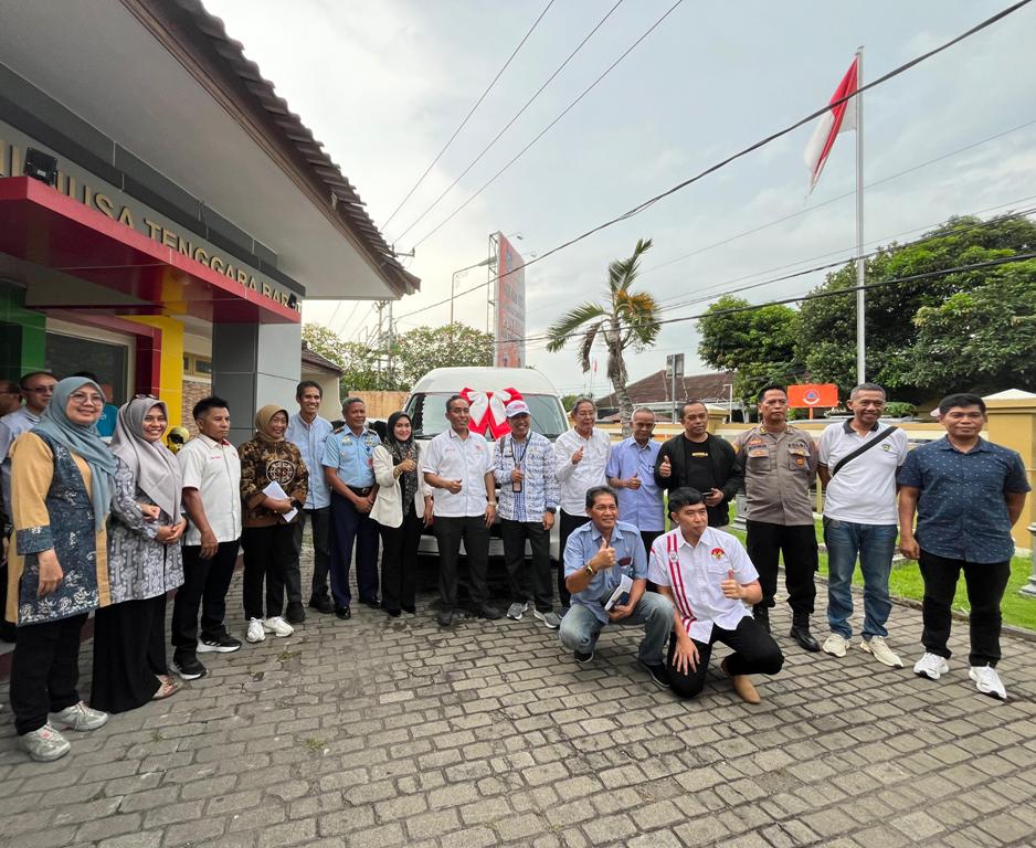 RESMIKAN: Ketua KONI NTB Mori Hanafi didampingi Kepala Dispora NTB bersama sejumlah perwakilan cabor usai launching mobil operasional, Kamis (9/1).
