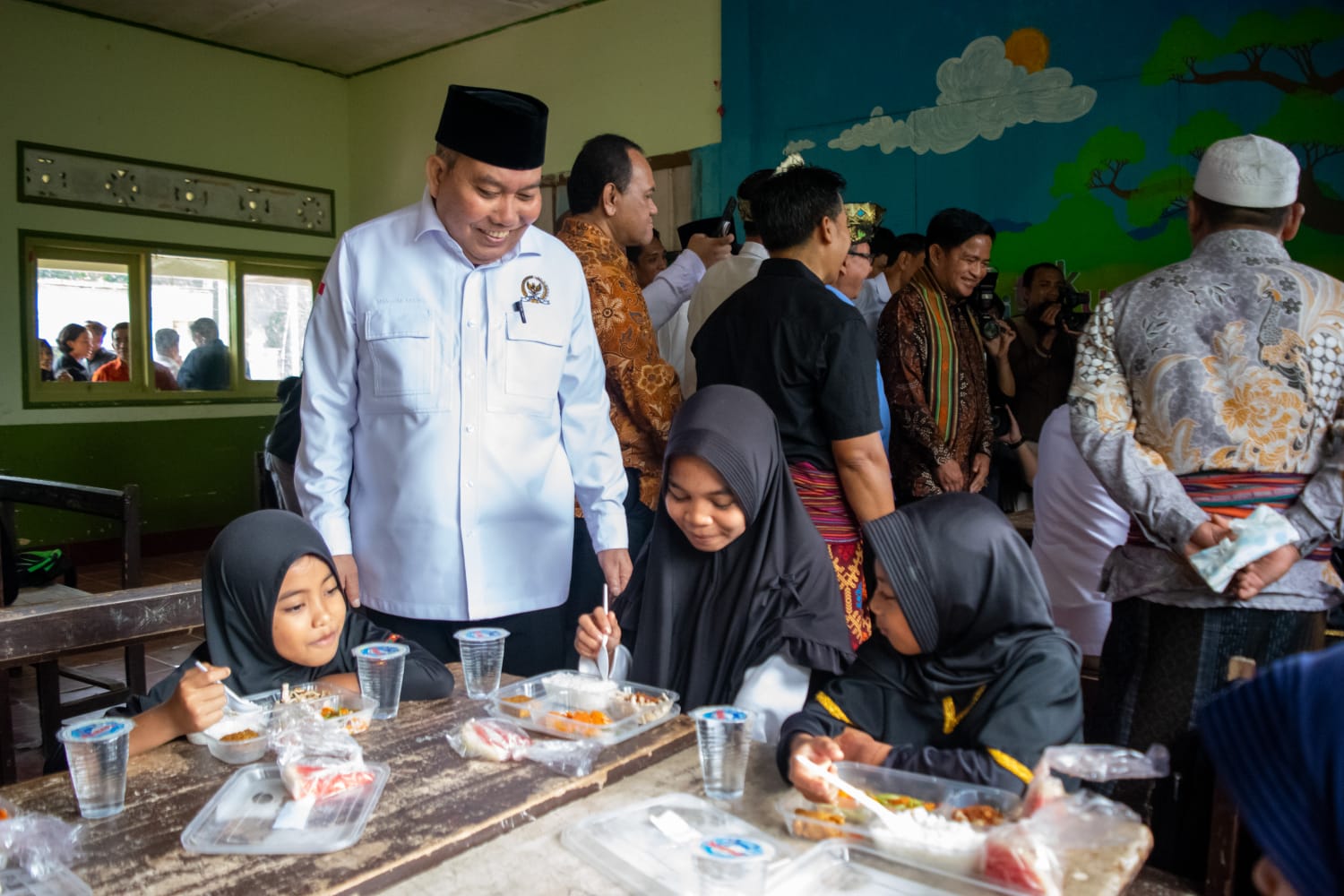 PANTAU: Anggota DPR RI dari fraksi Partai Amanat Nasional (PAN) Muazzim Akbar temgah memantau program Makan Bergizi Gratis (MBG di Lombok Timur, Kamis (9/1).