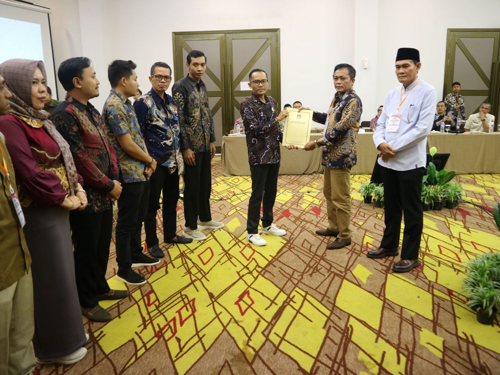 SEGERA DILANTIK: Pasangan Cabup dan Cawabup Loteng Terpilih Lalu Pathul Bahri dan HM Nursiah menerima SK Penetapan dari Ketua KPU Loteng Hendri Harliawan dalam Rapat Pleno Terbuka Penetapan.