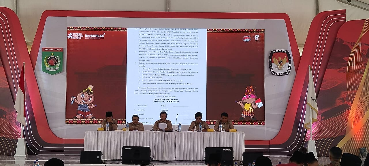 TINGGAL DILANTIK: Suasana pelaksanaan rapat pleno penetapan bupati dan wakil bupati terpilih, Kamis (9/1).