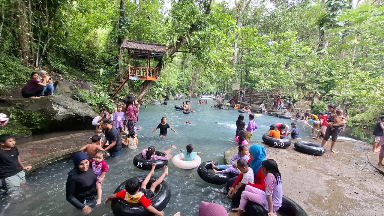 WISATA ALAM: Para pengunjung memenuhi area pemandian wisata air Bunut Ngengkang, Narmada, Kamis (9/1).