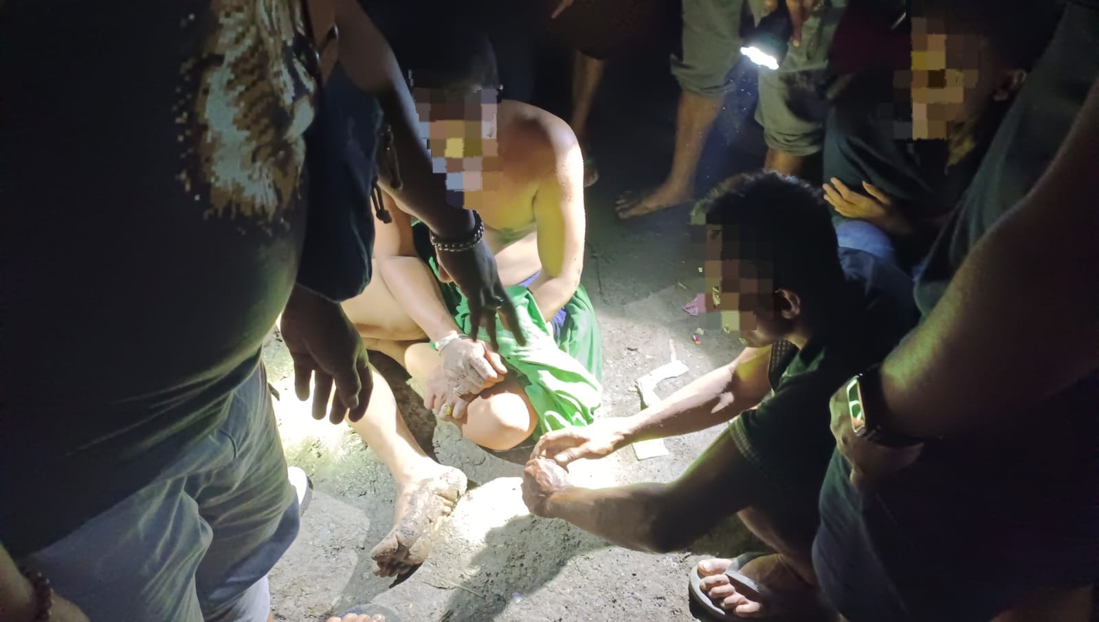 Tiga orang pria terduga pelaku penyalahgunaan narkotika dibekuk polisi di Kecamatan Praya Timur.