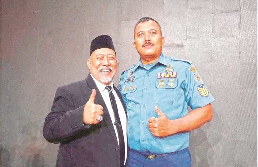 SERSAN KOMIKA: Ahmad Yusub bersama Indro Warkop selepas tampil dalam penyisihan awal kompetisi Comic 8 Revolution di Jakarta.