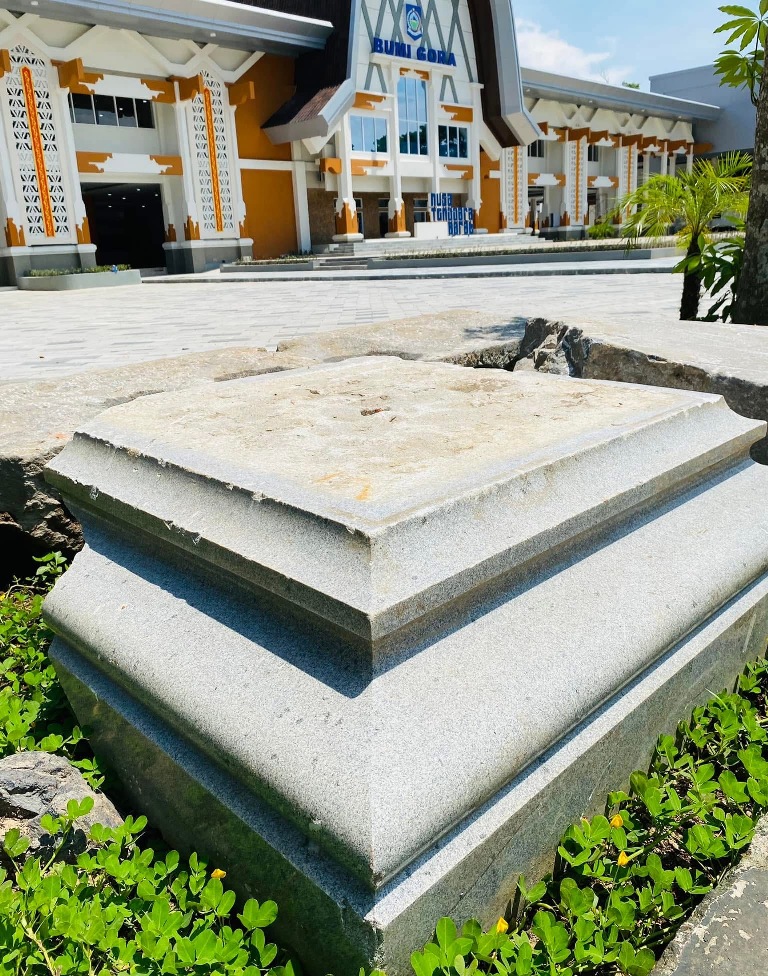 BERSEJARAH: Puing-puing bangunan yang diduga bagian dari Monumen Perang Lombok, setelah dilakukan pengangkatan dari dalam tanah, Kamis (9/1).