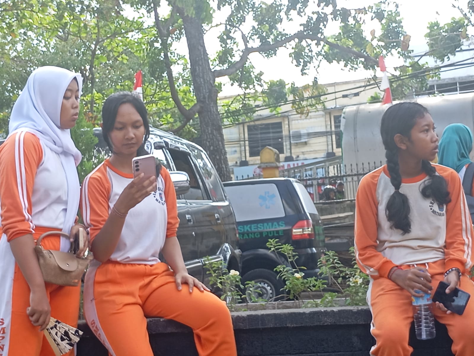 LARANGAN: Seorang murid SMP di Kota Mataram membawa handphone ke sekolah, tahun lalu.