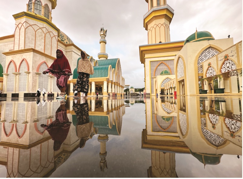 BERJALAN: Dua orang lansia sedang berjalan di pelataran Masjid Islamic Centre, Kamis (9/1).&nbsp;