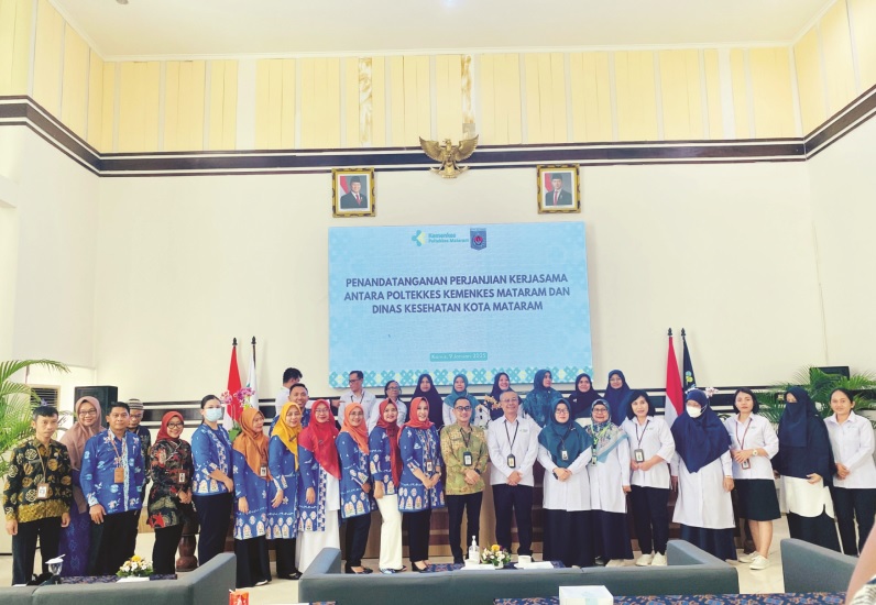 KOMPAK: Jajaran Dinkes Mataram dan Poltekes Kemenkes Mataram berfoto bersama, Kamis (9/1).