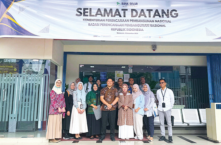 Dirut Bank Dinar Mustaen (tengah) bersama jajaran direksi foto bersama tim Bappenas RI.